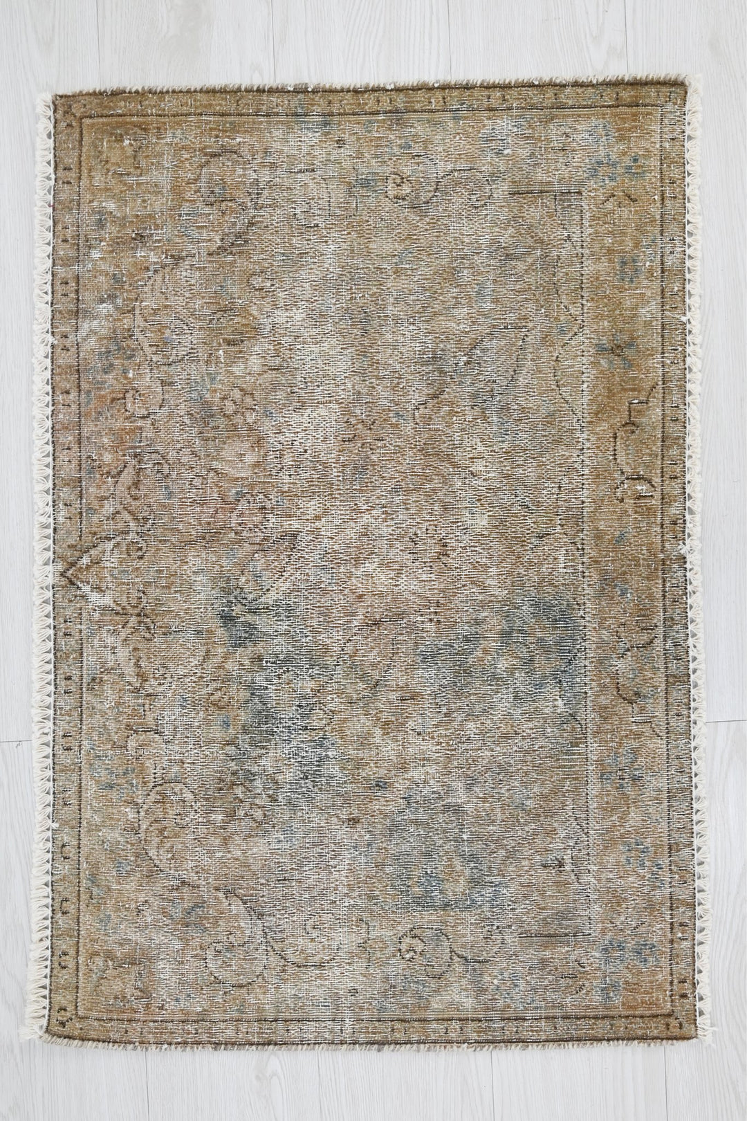 brown Accent rug 1' 10" x 2' 8"