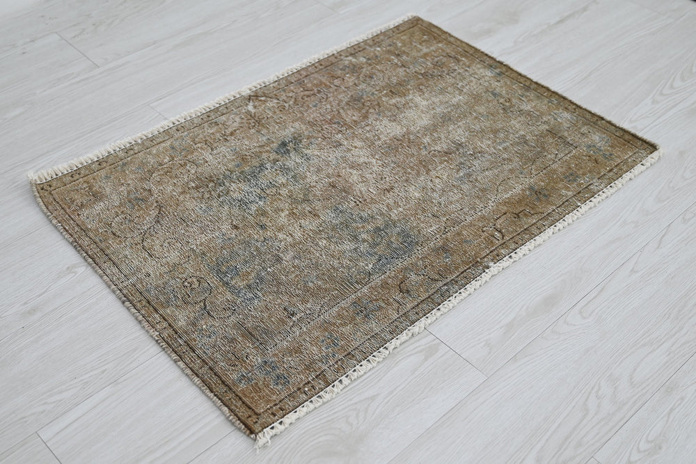 brown Accent rug 1' 10" x 2' 8"
