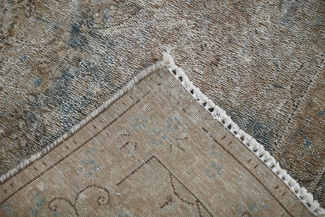 brown Accent rug 1' 10" x 2' 8"