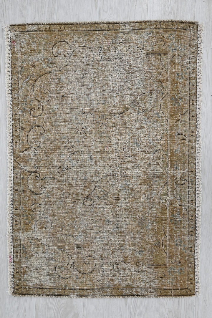 brown Accent rug 1' 11" x 2' 9"