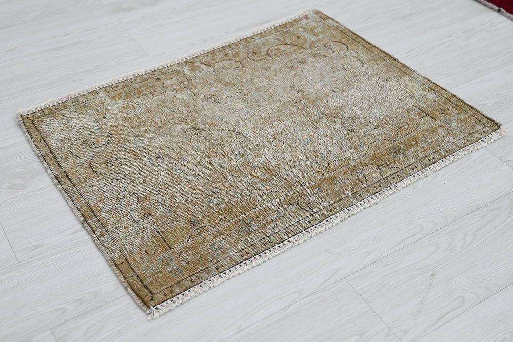 brown Accent rug 1' 11" x 2' 9"