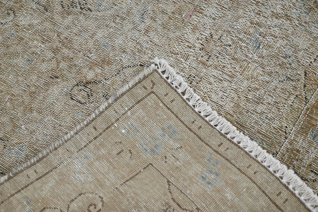 brown Accent rug 1' 11" x 2' 9"