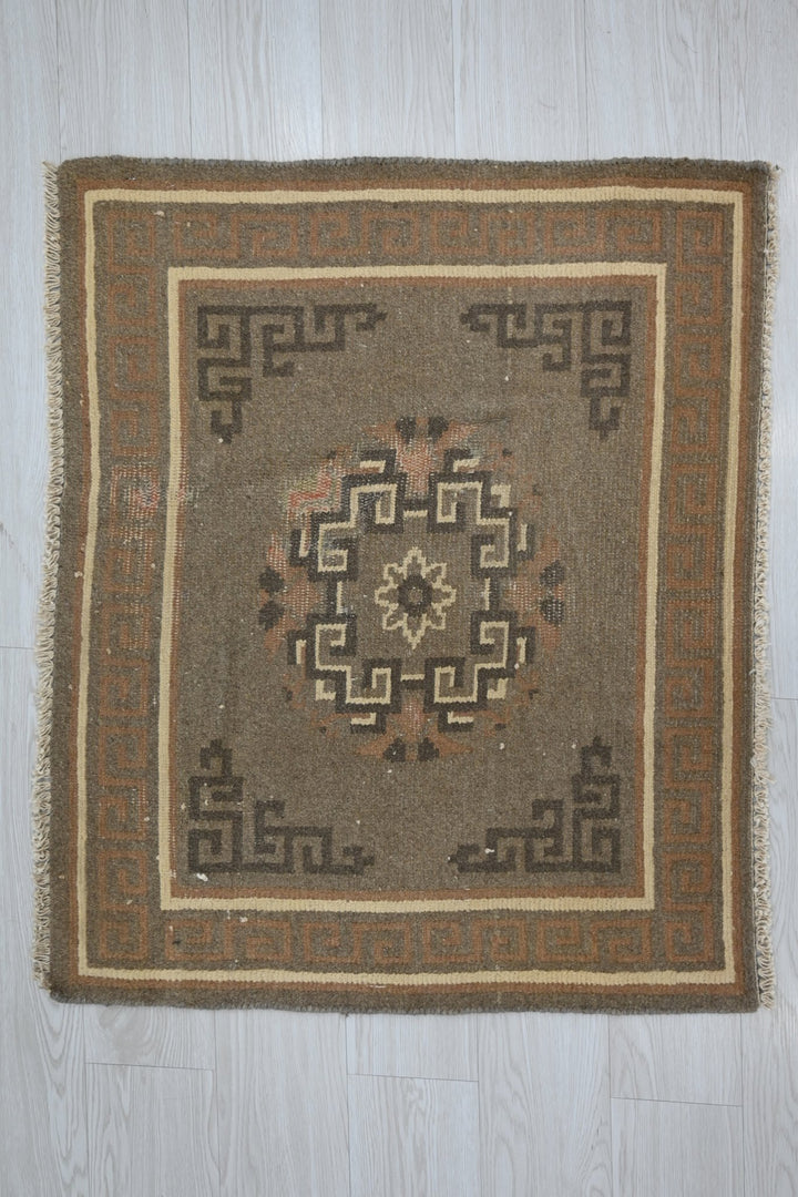 brown Accent rug 2' 7" x 3' 1"