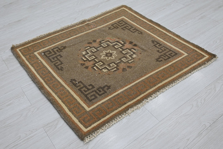 brown Accent rug 2' 7" x 3' 1"