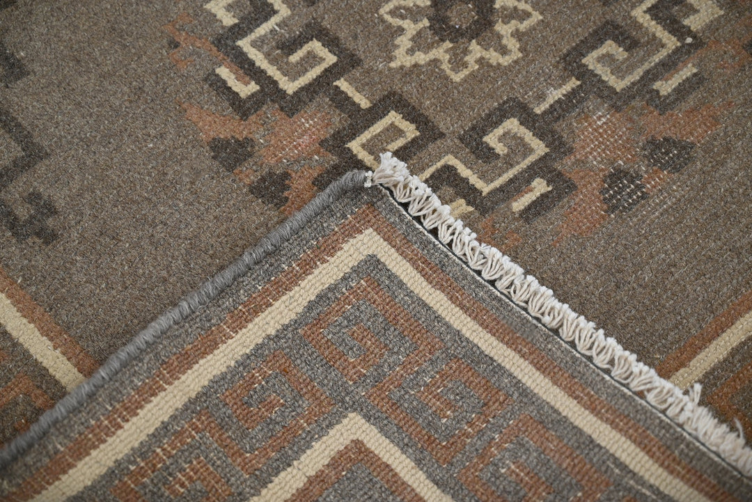 brown Accent rug 2' 7" x 3' 1"