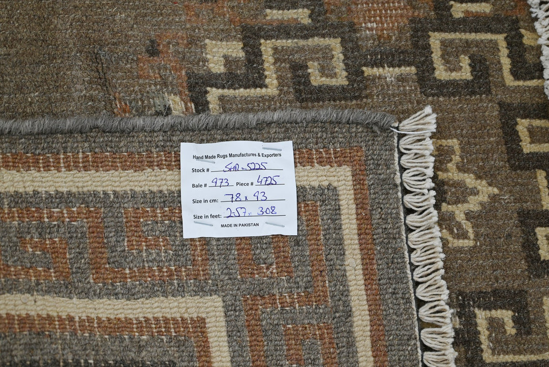 brown Accent rug 2' 7" x 3' 1"
