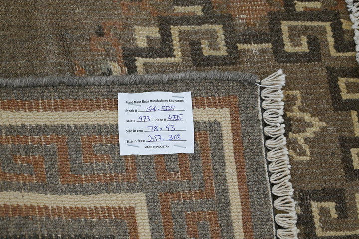brown Accent rug 2' 7" x 3' 1"