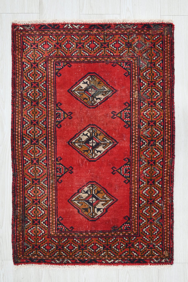 red Accent rug 2' 0" x 2' 11"