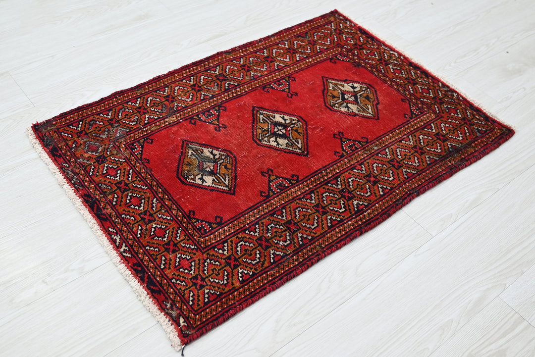 red Accent rug 2' 0" x 2' 11"