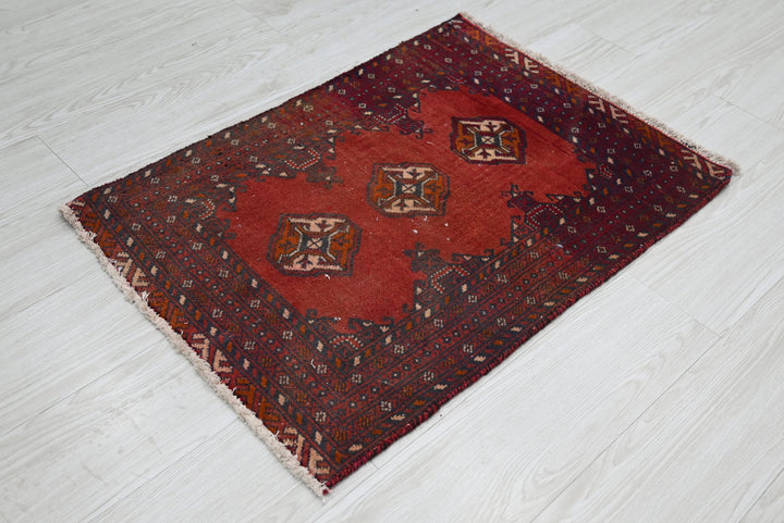red Accent rug 1' 10" x 2' 8"
