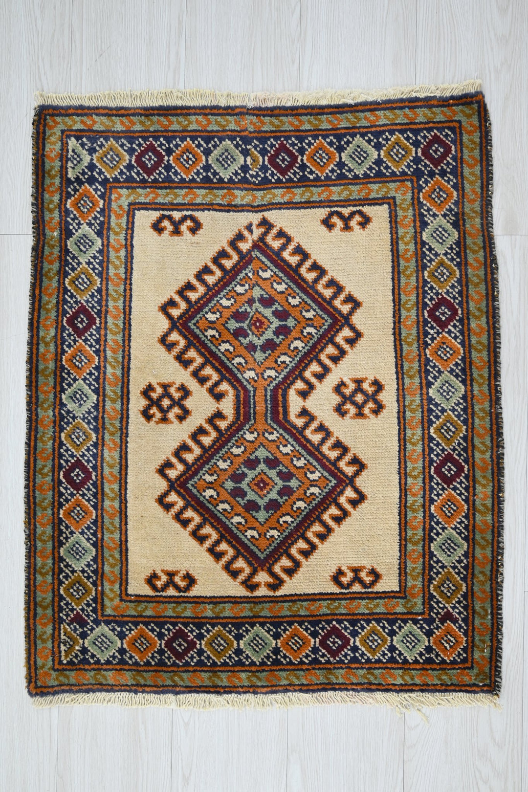 white Accent rug 2' 0" x 2' 6"