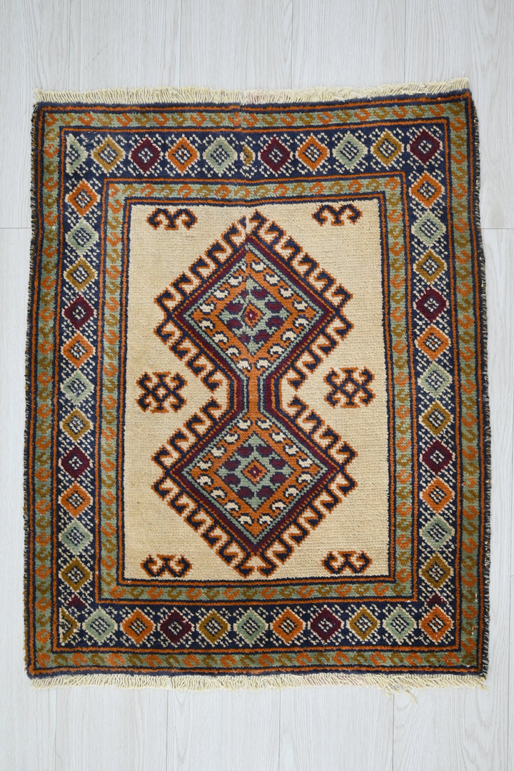 white Accent rug 2' 0" x 2' 6"