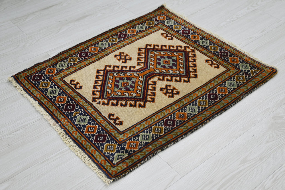 white Accent rug 2' 0" x 2' 6"