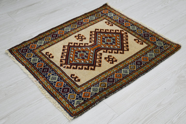white Accent rug 2' 0" x 2' 6"