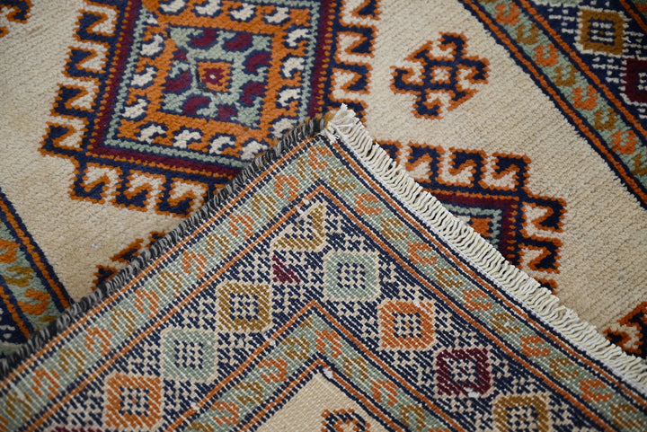 white Accent rug 2' 0" x 2' 6"