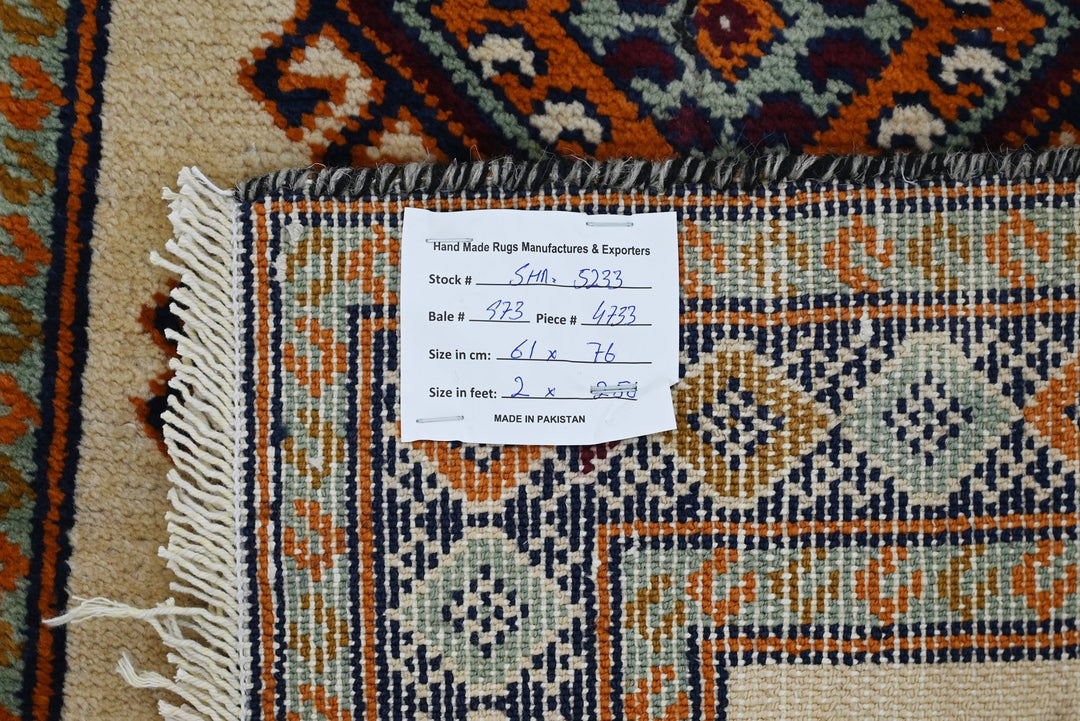 white Accent rug 2' 0" x 2' 6"