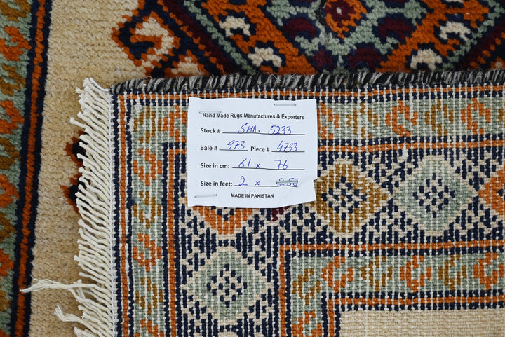 white Accent rug 2' 0" x 2' 6"