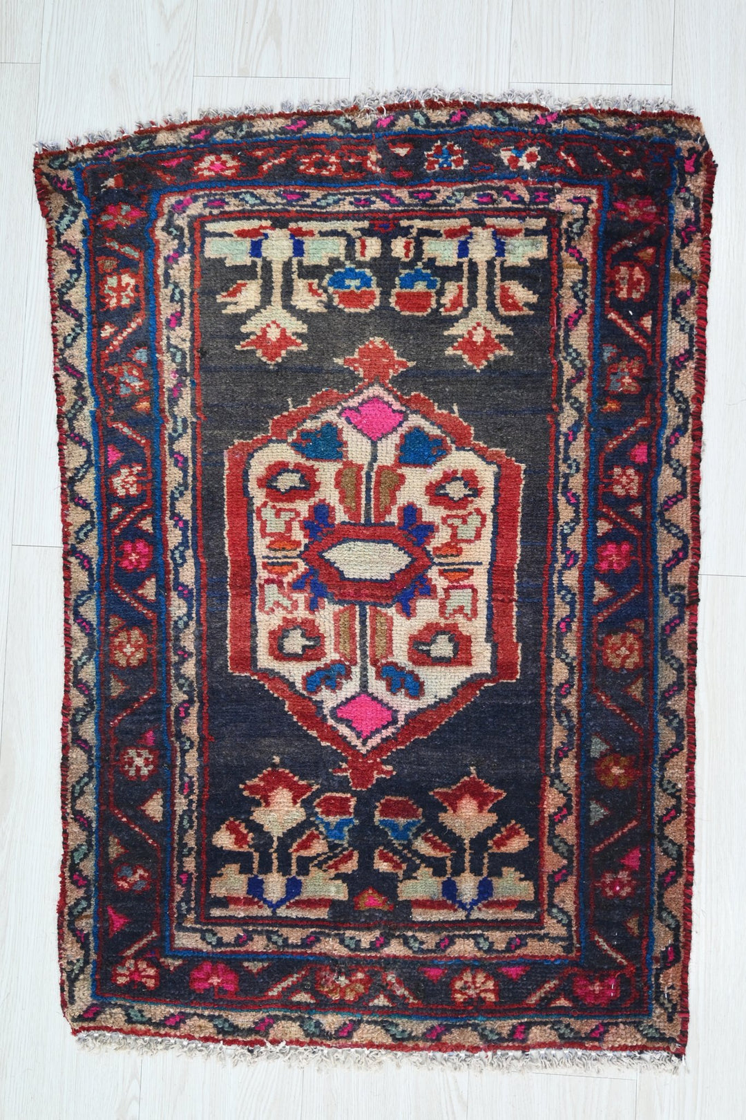 black Accent rug 1' 11" x 2' 10"