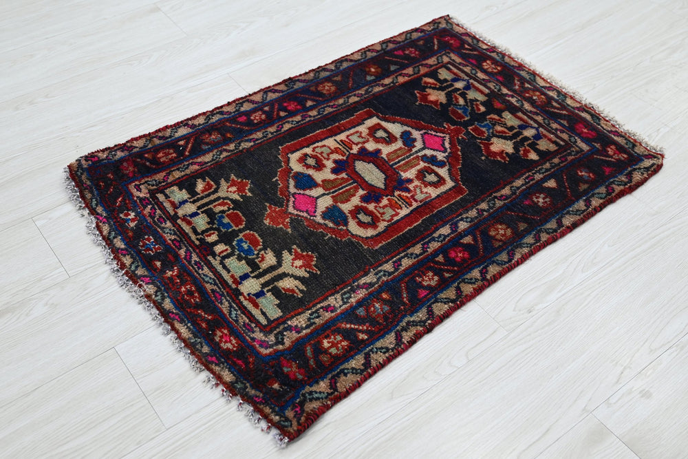 black Accent rug 1' 11" x 2' 10"