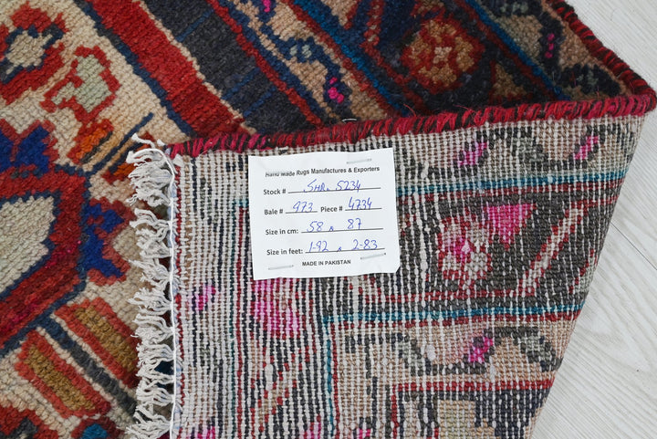 black Accent rug 1' 11" x 2' 10"