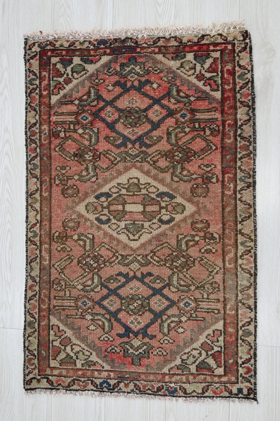 pink Accent rug 1' 10" x 2' 10"