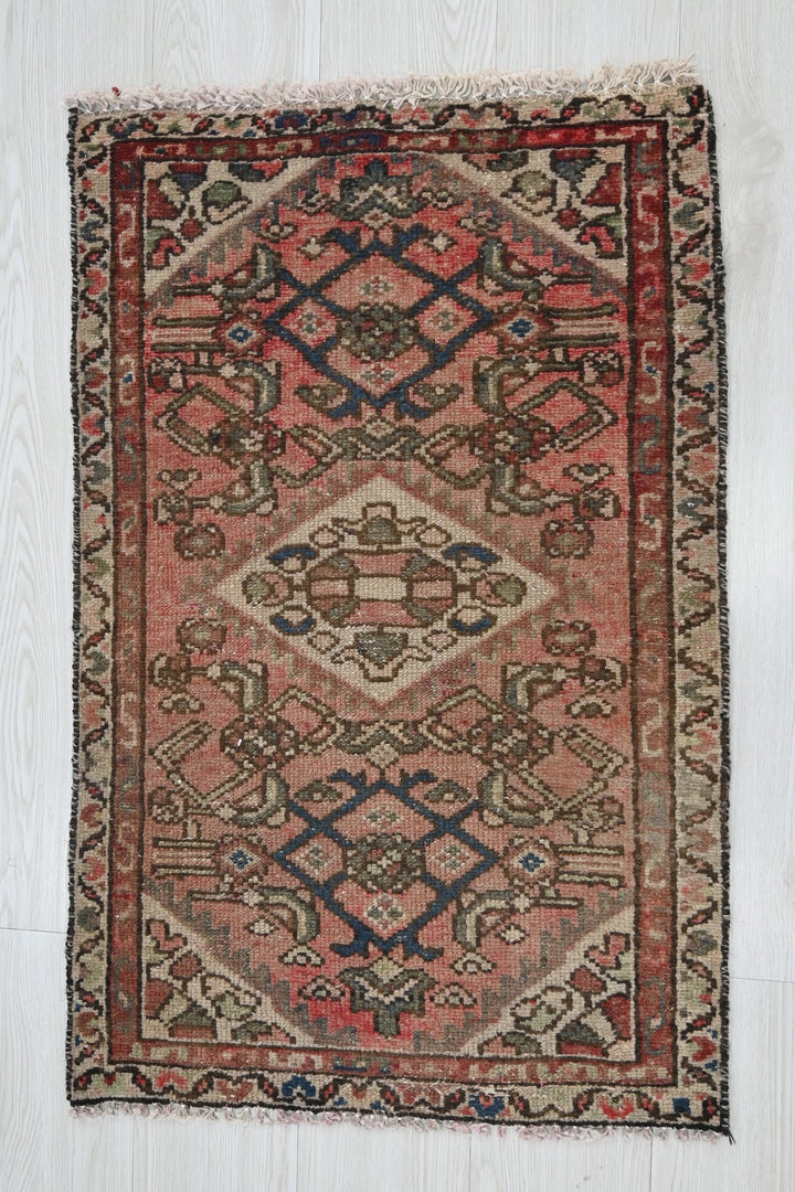 pink Accent rug 1' 10" x 2' 10"