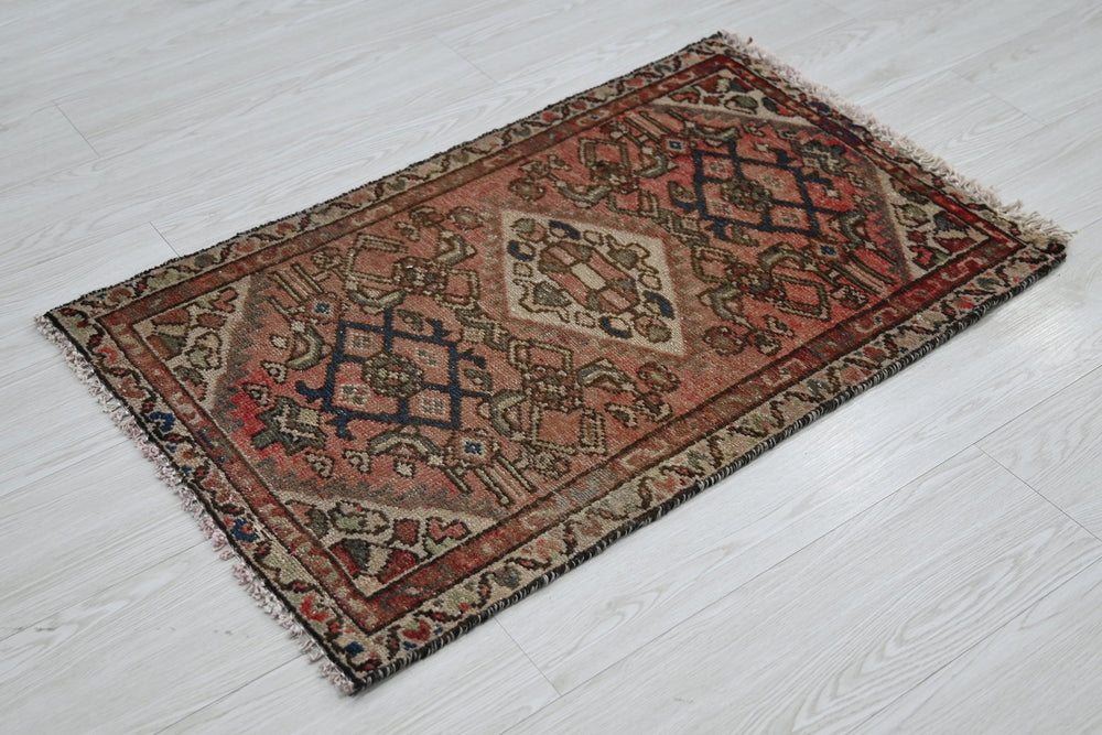 pink Accent rug 1' 10" x 2' 10"