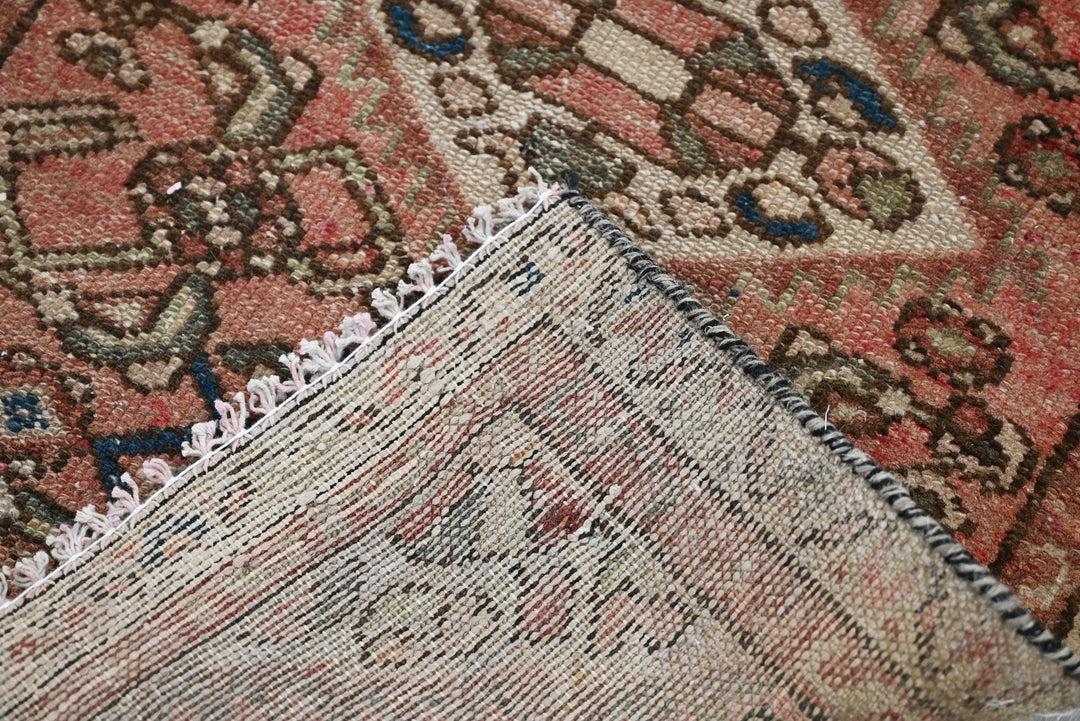 pink Accent rug 1' 10" x 2' 10"