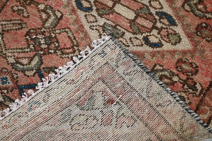 pink Accent rug 1' 10" x 2' 10"