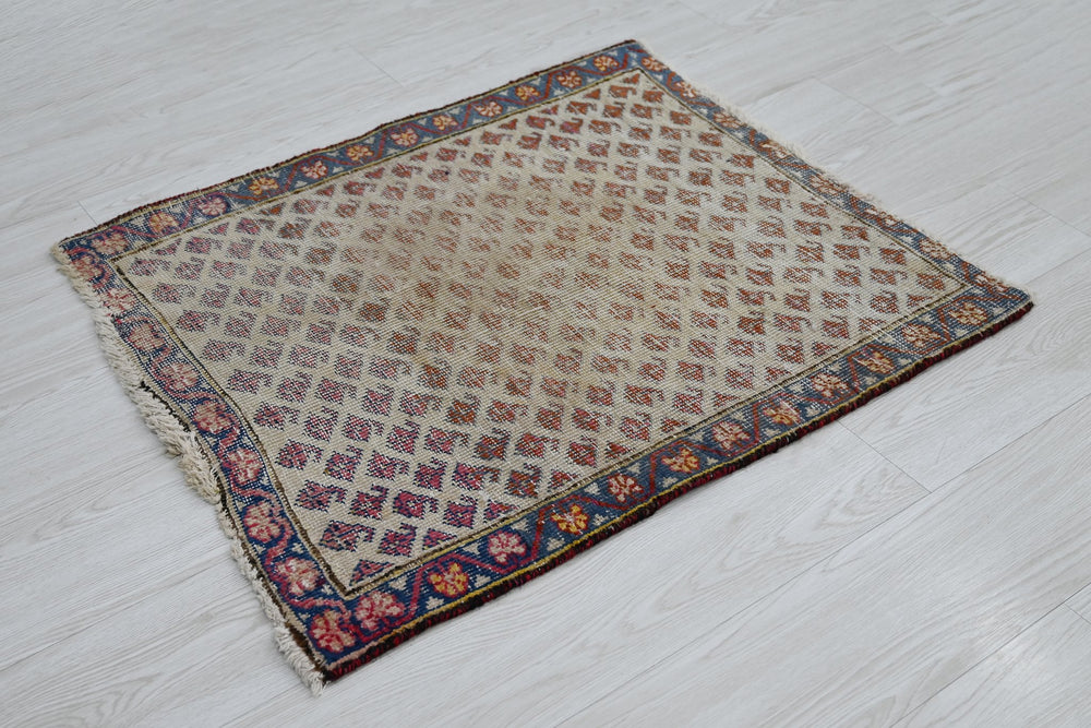 white Accent rug 2' 4" x 2' 8"