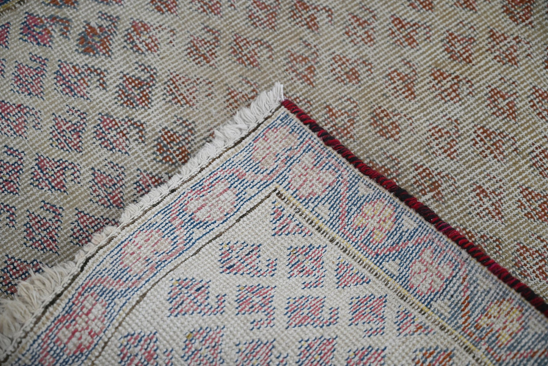 white Accent rug 2' 4" x 2' 8"