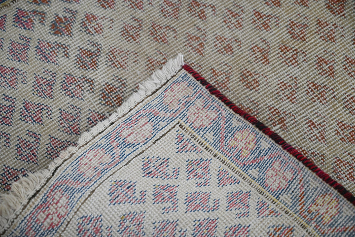 white Accent rug 2' 4" x 2' 8"