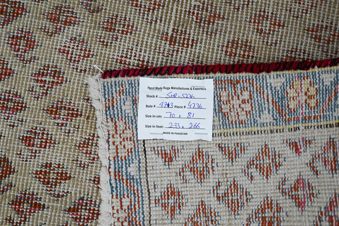 white Accent rug 2' 4" x 2' 8"