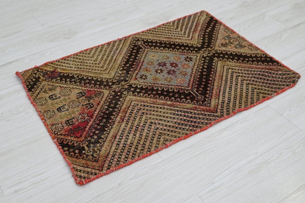 brown Accent rug 2' 0" x 3' 0"