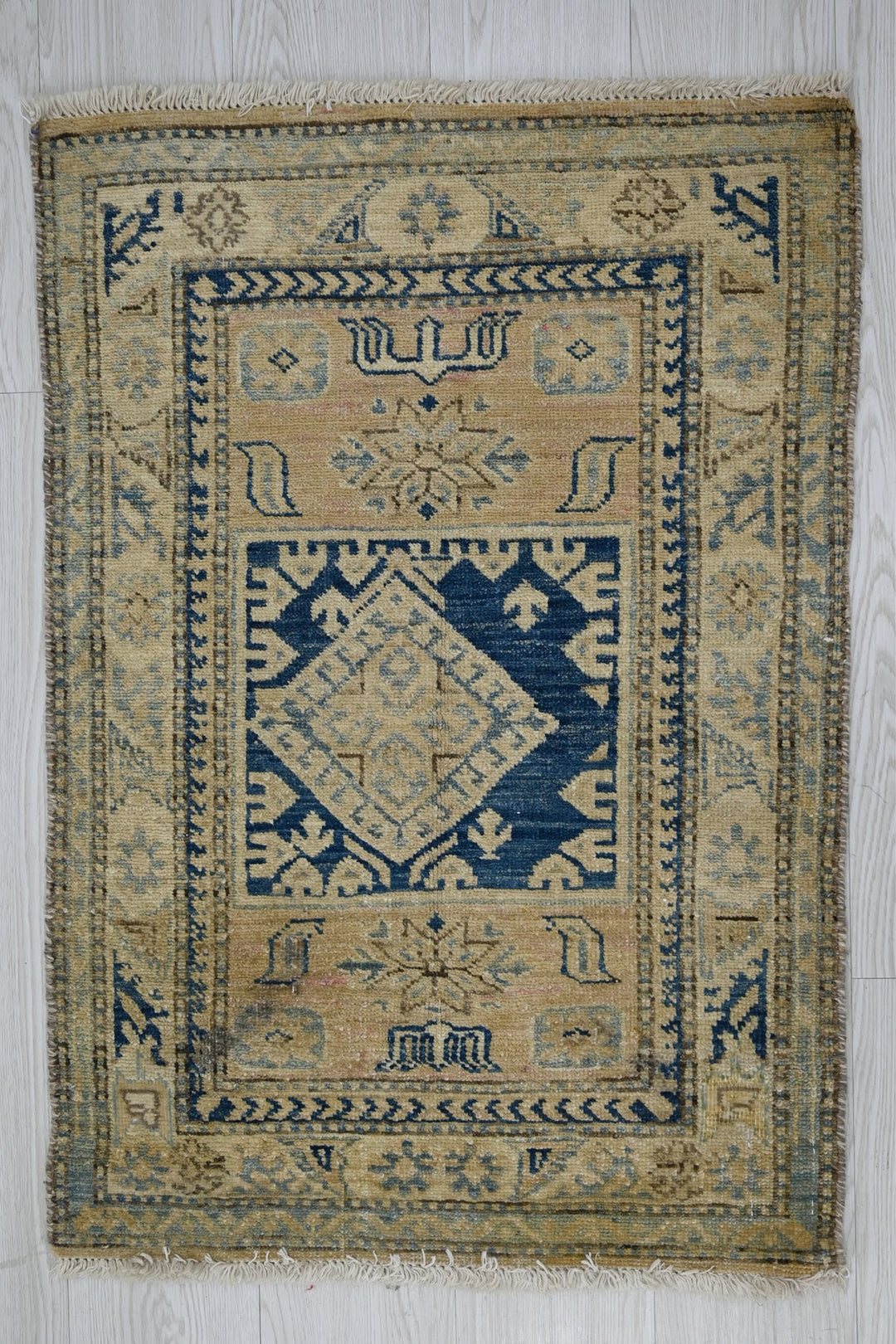 brown Accent rug 2' 0" x 2' 10"