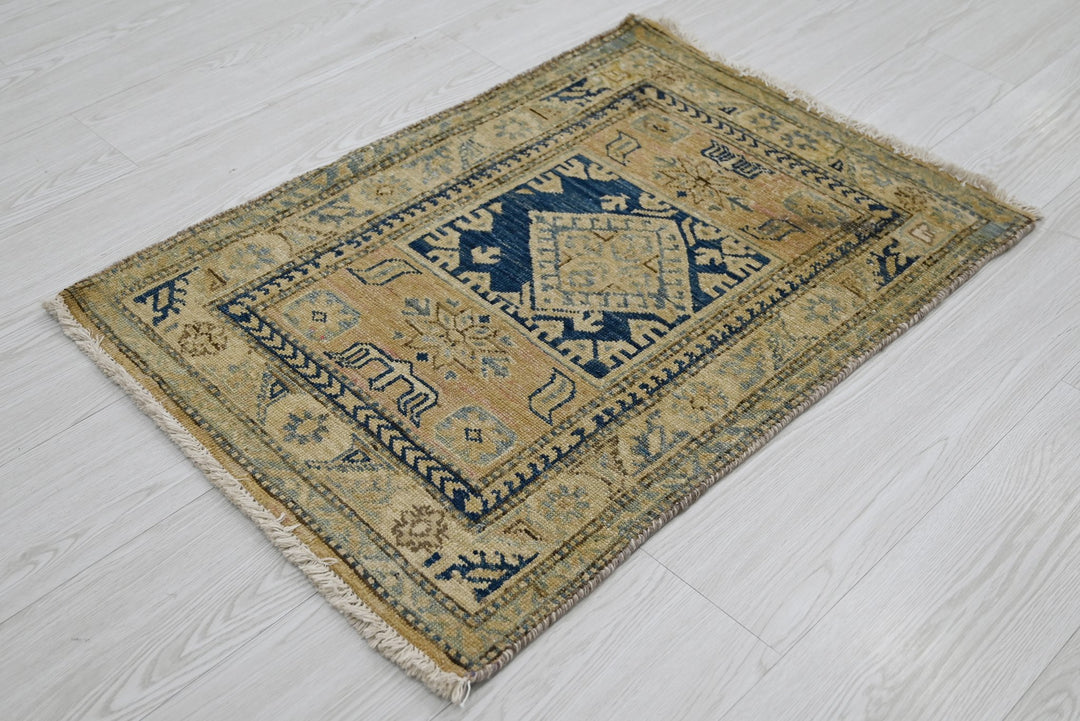brown Accent rug 2' 0" x 2' 10"