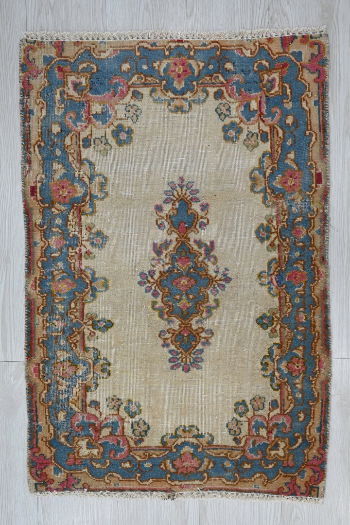 white Accent rug 1' 11" x 2' 8"