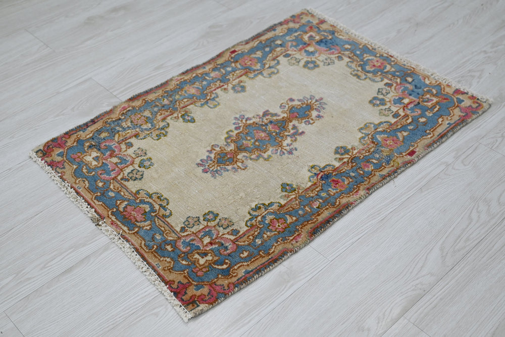 white Accent rug 1' 11" x 2' 8"