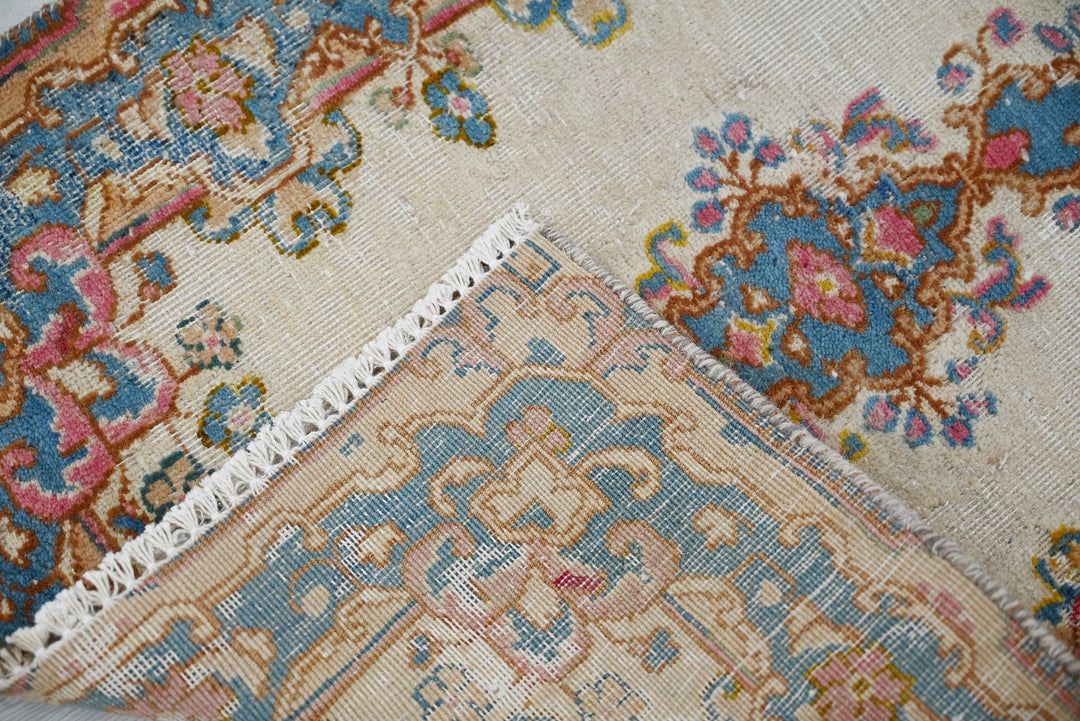white Accent rug 1' 11" x 2' 8"