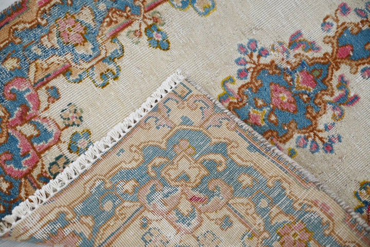white Accent rug 1' 11" x 2' 8"