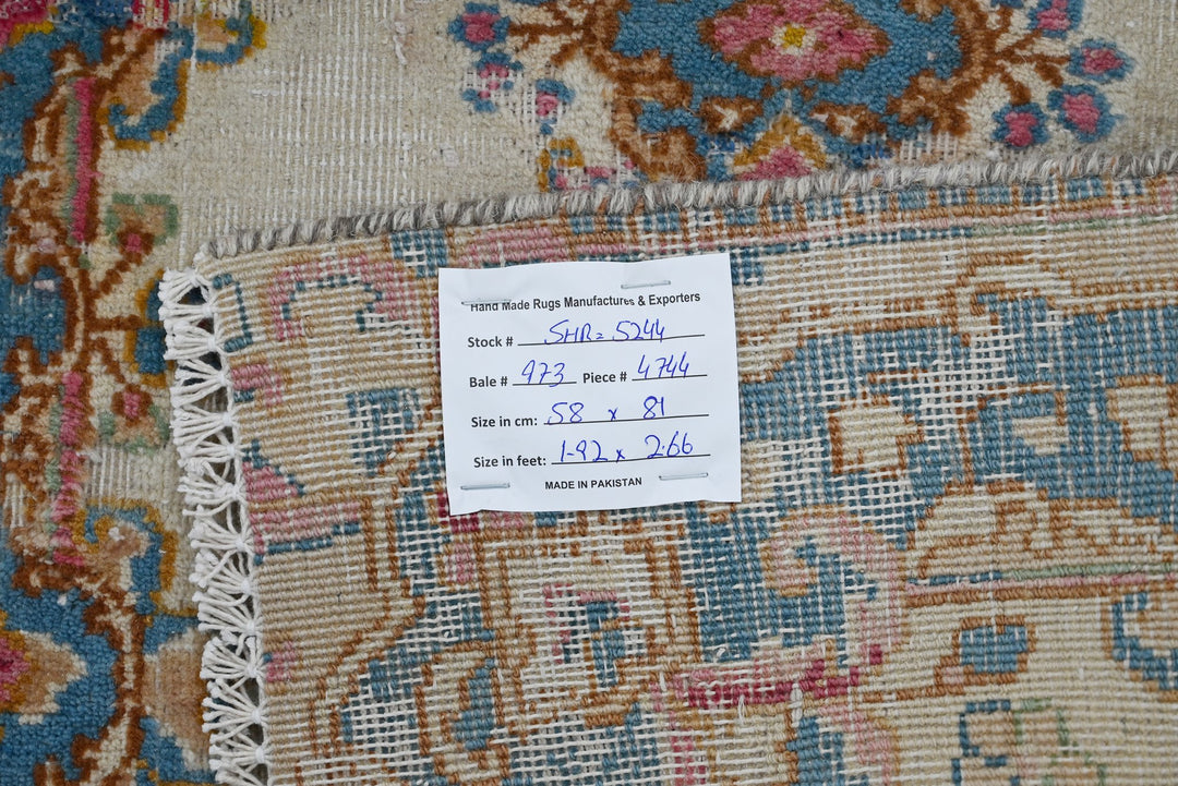 white Accent rug 1' 11" x 2' 8"