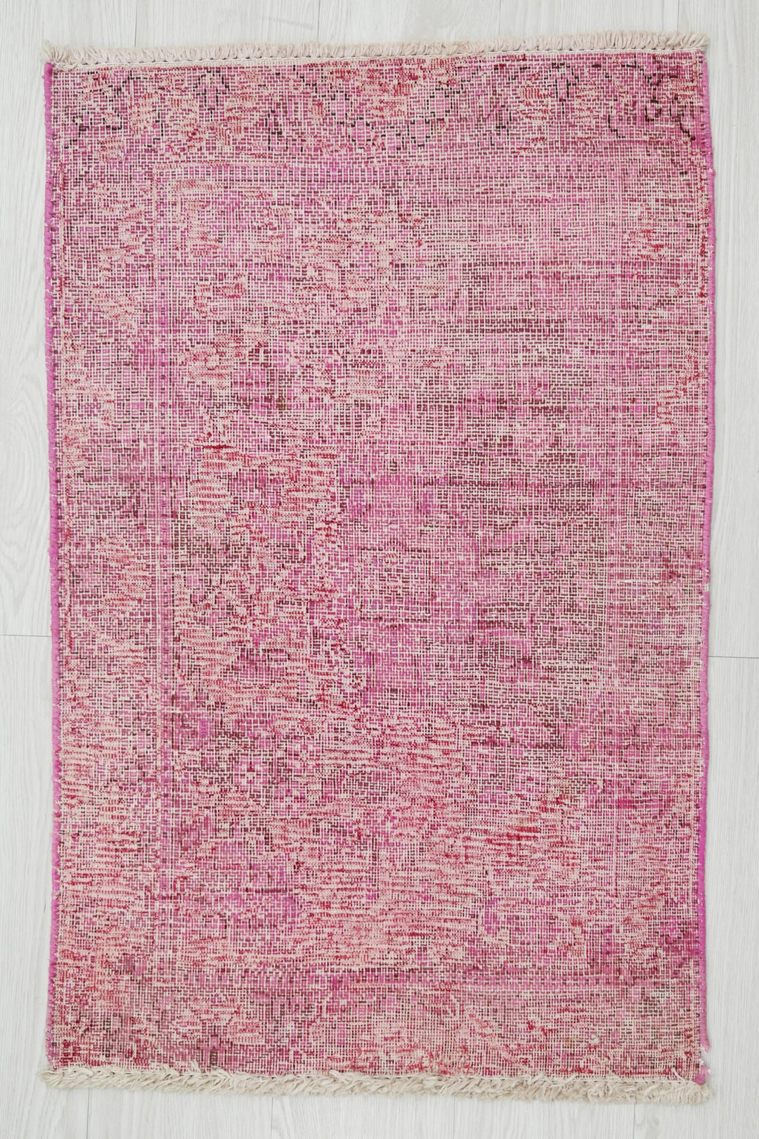 pink Accent rug 1' 9" x 2' 8"