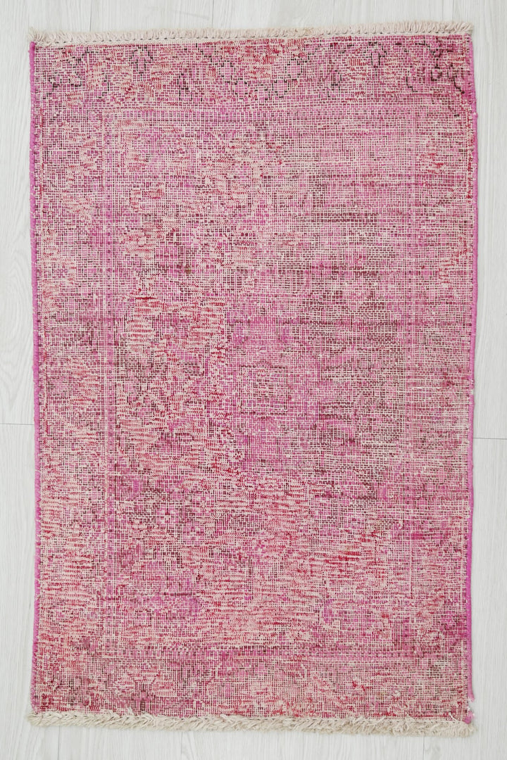 pink Accent rug 1' 9" x 2' 8"