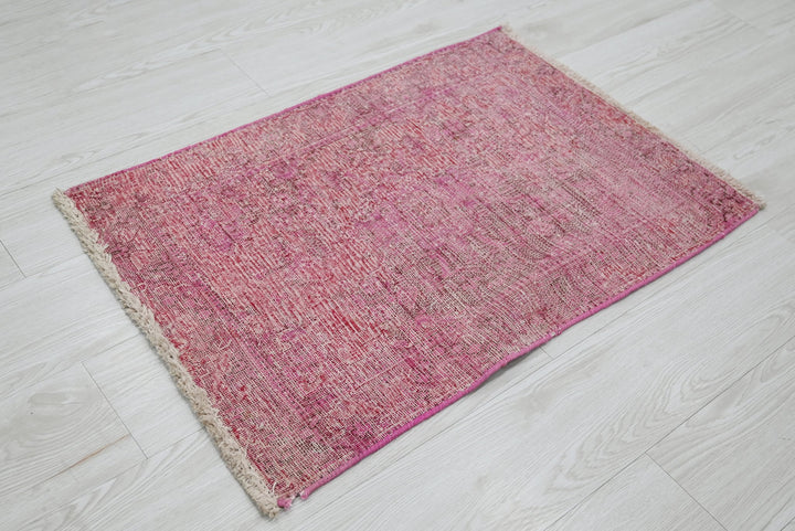 pink Accent rug 1' 9" x 2' 8"