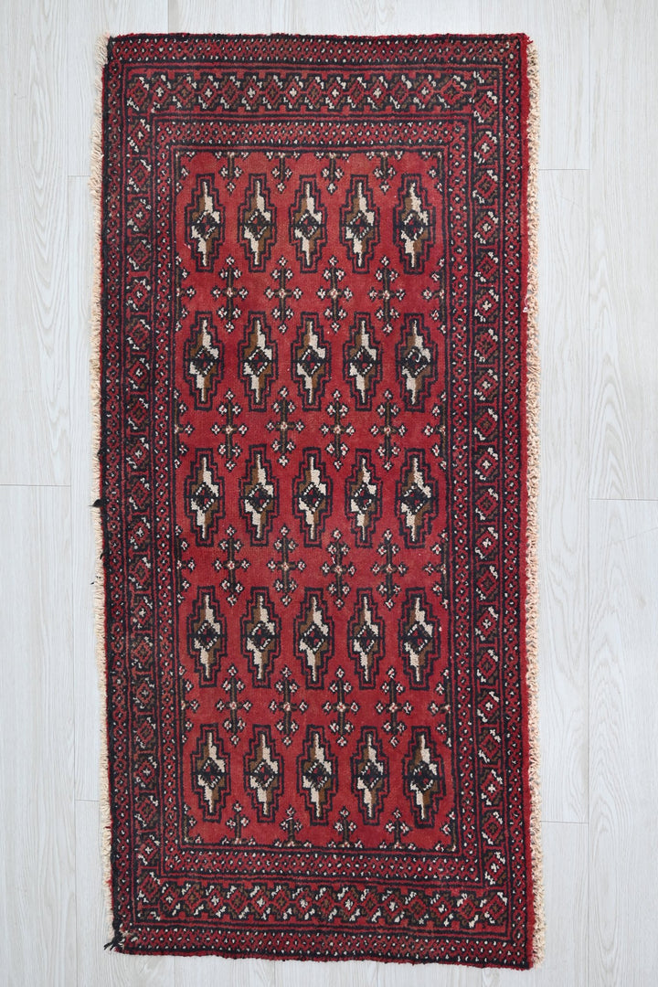 red Accent rug 2' 0" x 4' 4"