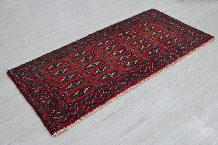 red Accent rug 2' 0" x 4' 4"