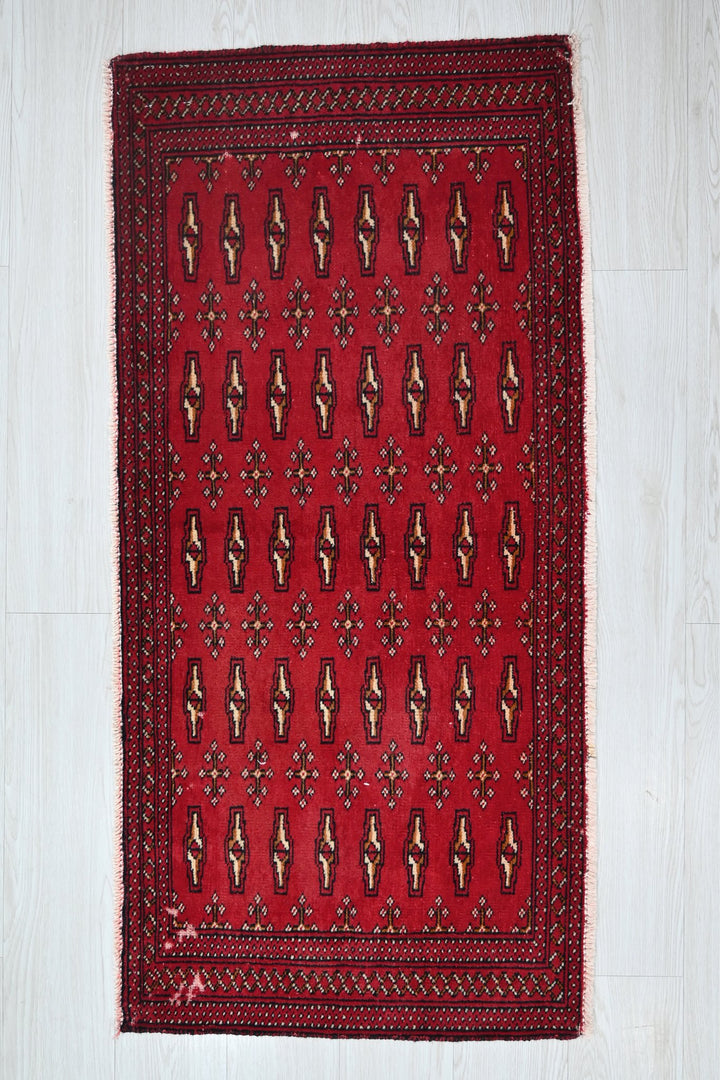 red Accent rug 2' 0" x 4' 3"