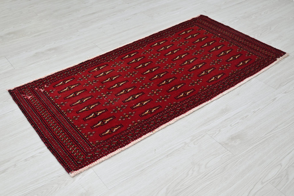 red Accent rug 2' 0" x 4' 3"