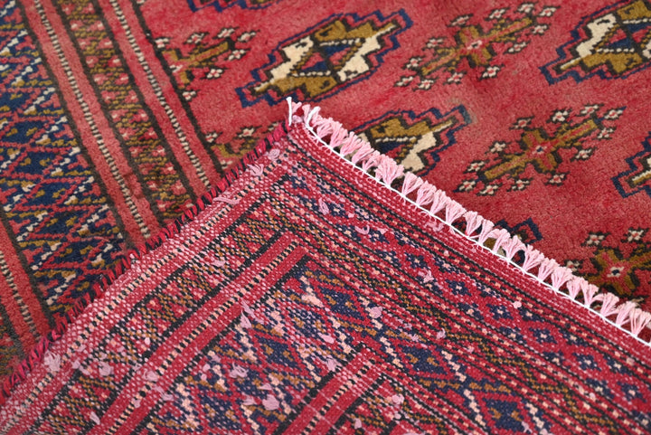 red Accent rug 2' 4" x 4' 6"