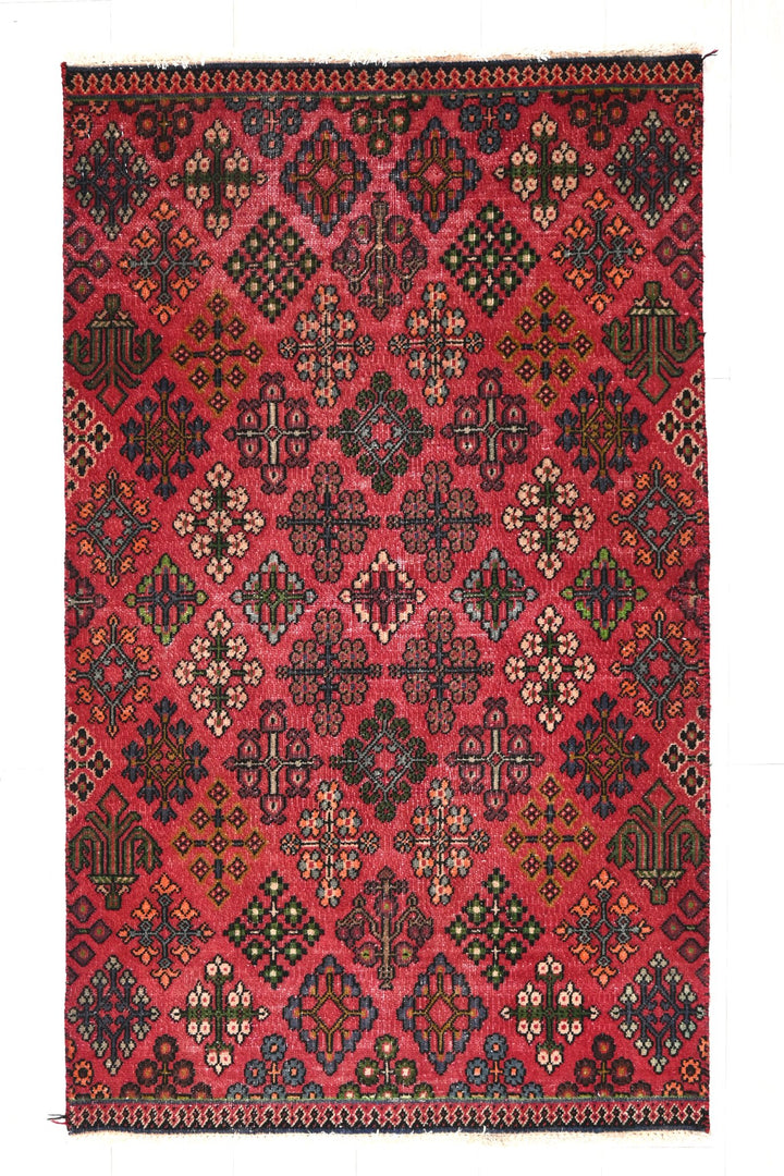 red Accent rug 2' 7" x 4' 2"